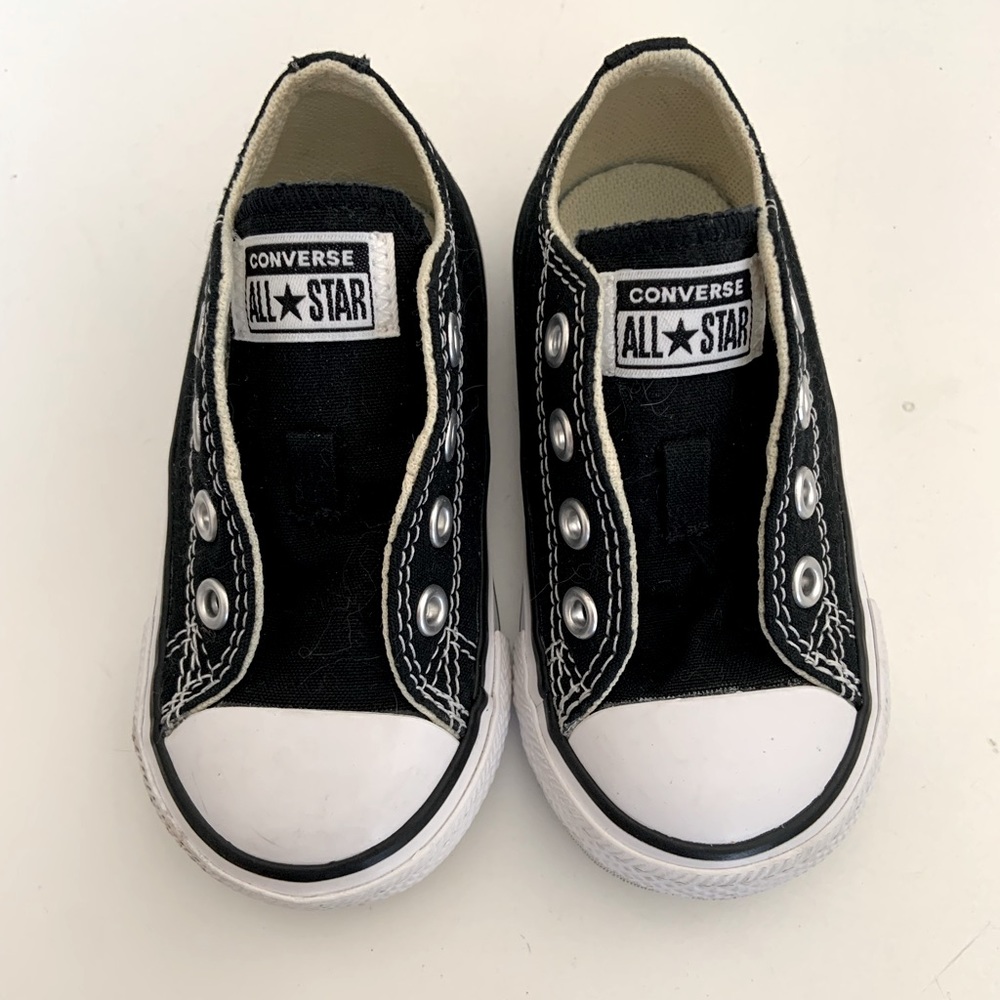 Kids Converse Black and White Size 5 in Great condition!